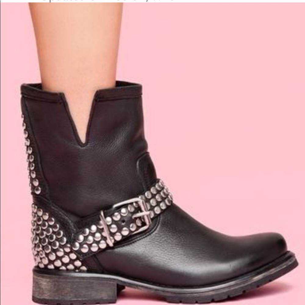 Steve Madden Frankie black leather studded combat boots EUC